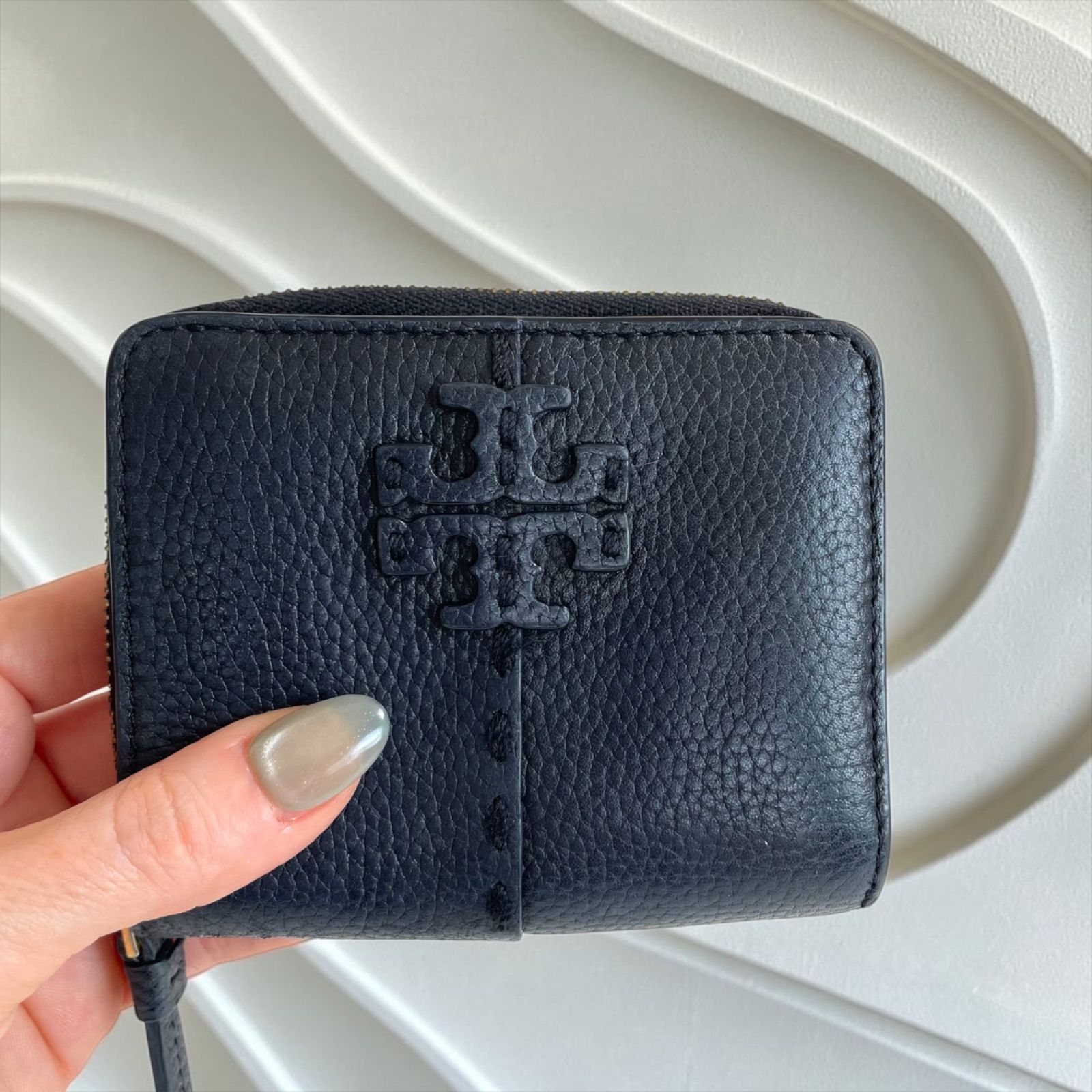 Tory Burch 二つ折り財布 ネイビー Tory Burch 二つ折り財布 ネイビー - メルカリ