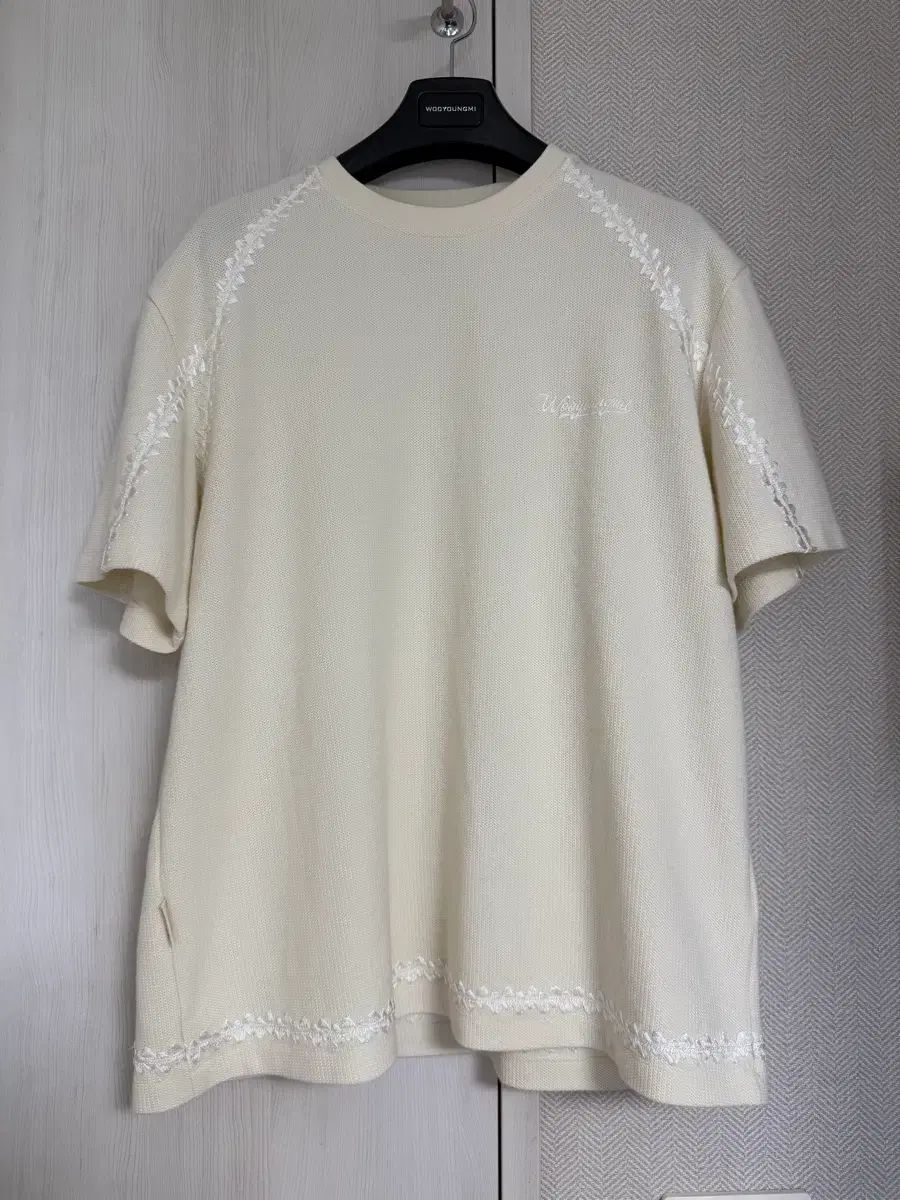 (48) 25ss ウーヨンミ(WOOYOUNGMI) LINE 刺繍 半袖 Tシャツ アイボリー