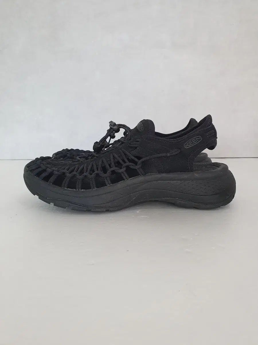 キーン(KEEN) ユニーク アクスタリア ブラック サンダル (235)