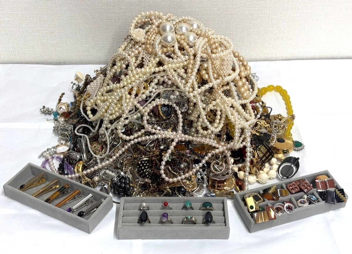 【アクセサリー まとめ売り 14.6Kg】メッキ/ネックレス/ペンダント/リング/カフス/ネクタイピン/ブローチ/珊瑚/翡翠
