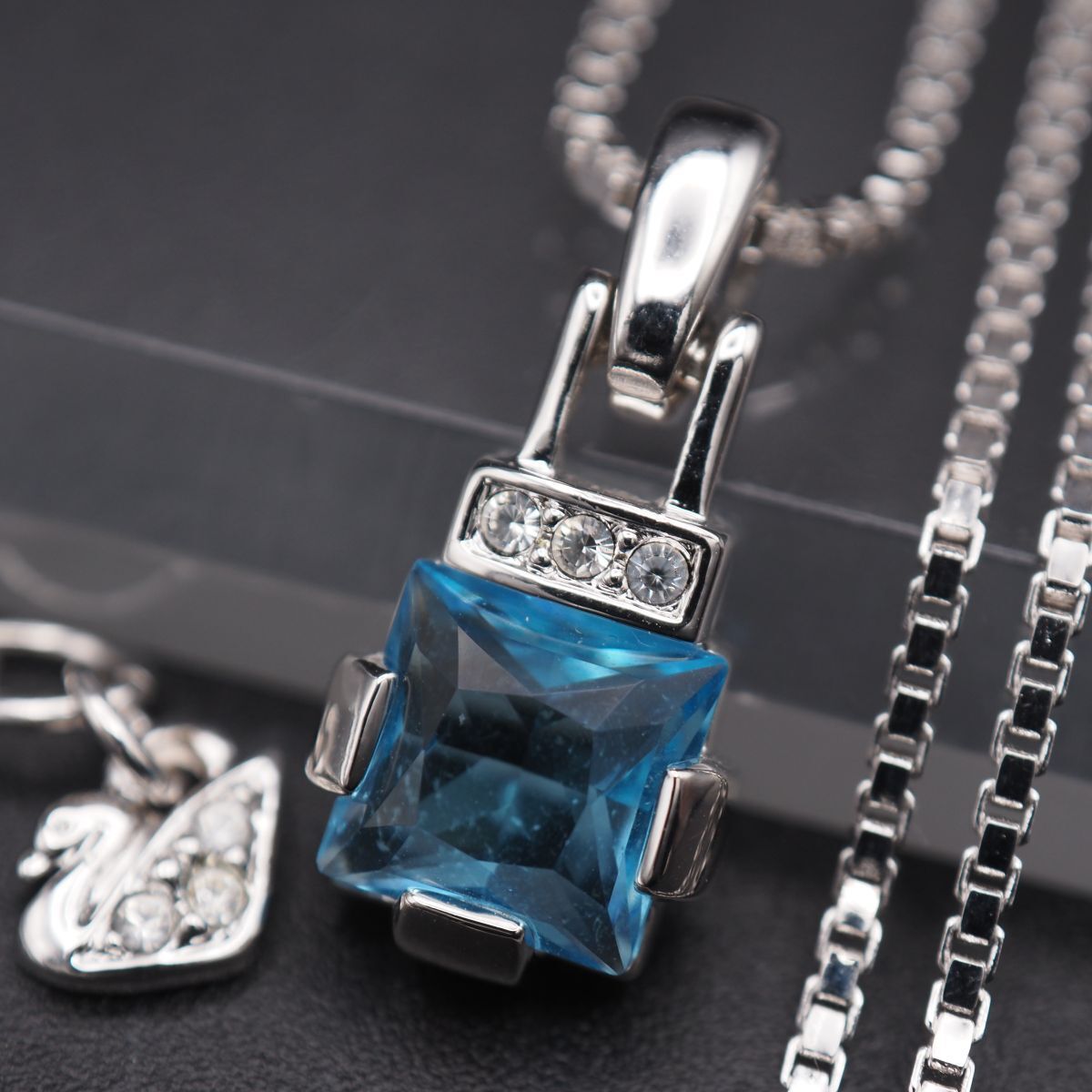 A283 スワロフスキー SWAROVSKI クリスタル ペンダント ネックレス ブルートパーズ風 デザイン シルバーカラー