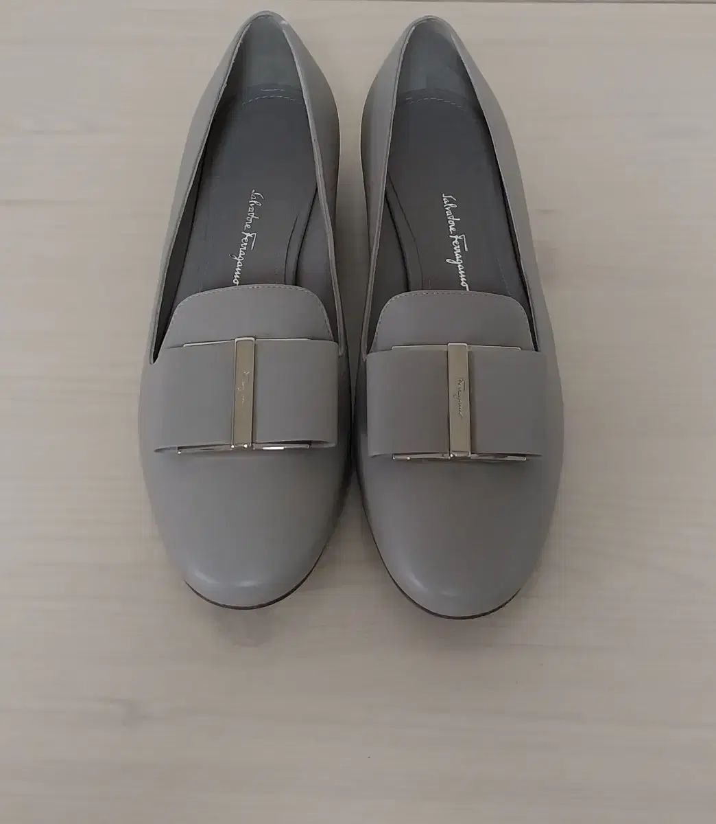 Salvatore Ferragamo グレー Classic ローファー 6C