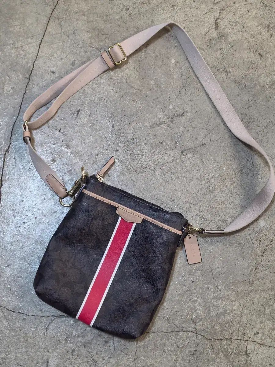 COACH シグネチャー パータン クロスバック ブラウン レッド