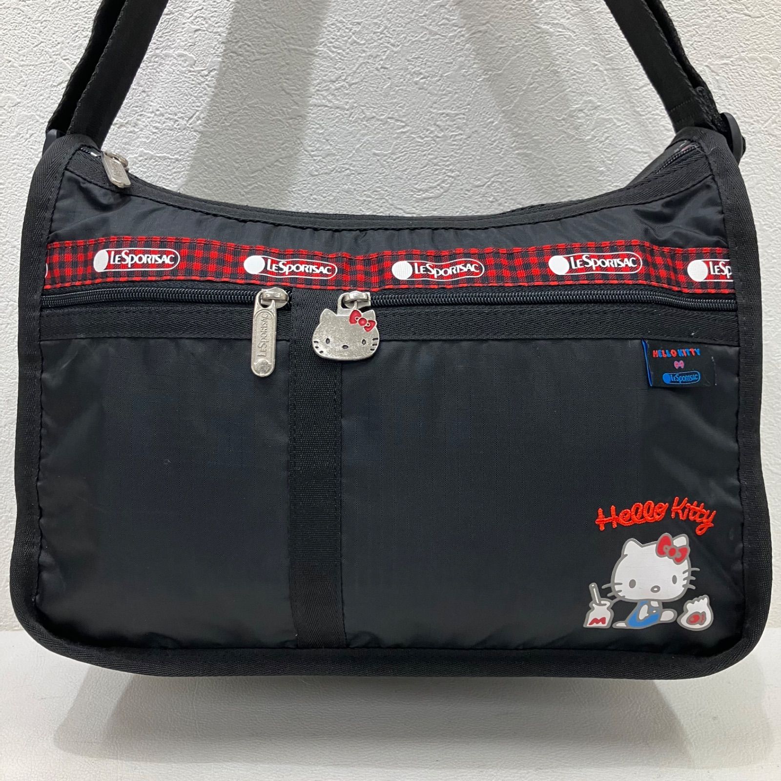 5258　LeSportsac　レスポートサック　デラックスエブリデイ　ハローキティ　HelloKitty　コラボ　45周年　ハローキティフェイバリッツ　ブラック　黒　レディース　軽量　ギンガムチェック　レッド　サンリオ　SANRIO