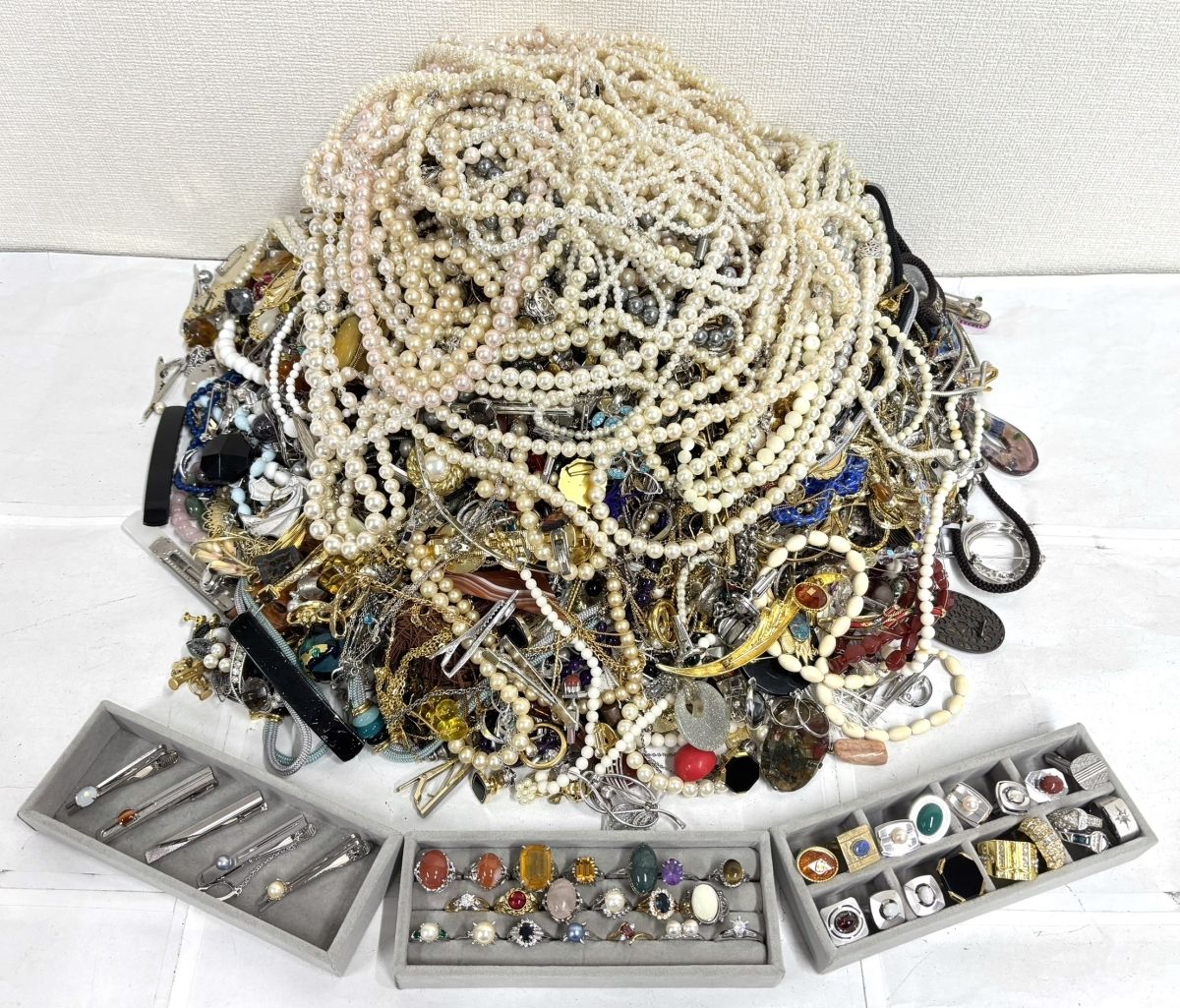 【アクセサリー まとめ売り 約14.1kg】メッキ/パール/ネックレス/ペンダント/リング/カフス/ネクタイピン/ブローチ