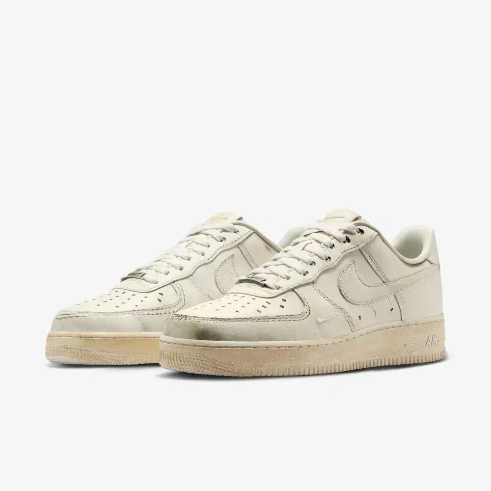 245 NIKE エアフォース1 ダーティー トリプル 白 HJ9346-100