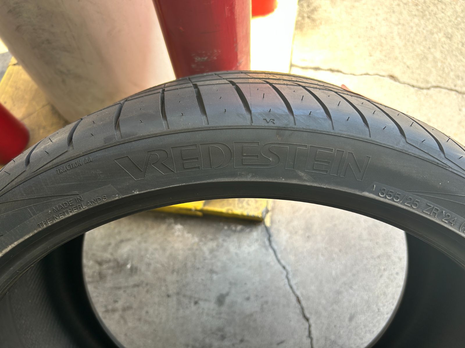VREDESTEIN　355/25ZR24　2本セット　新品未使用