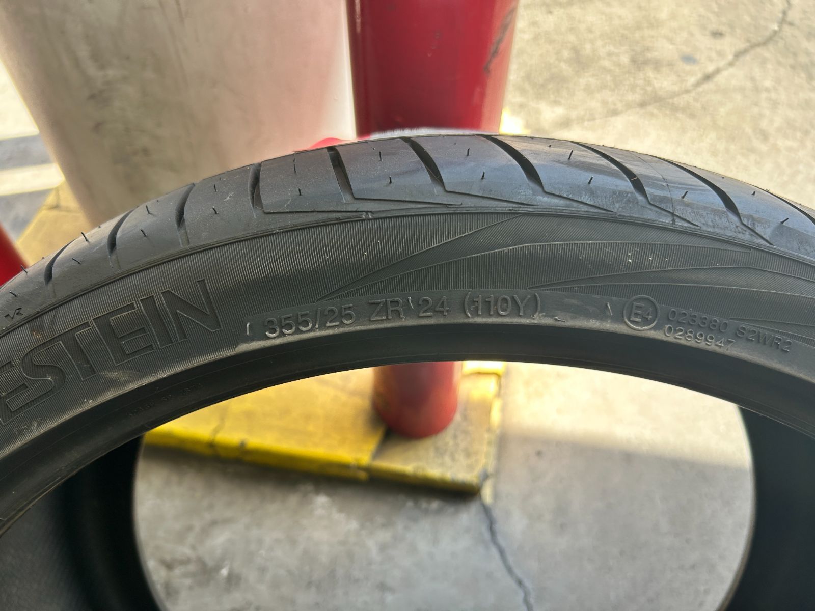 VREDESTEIN　355/25ZR24　2本セット　新品未使用