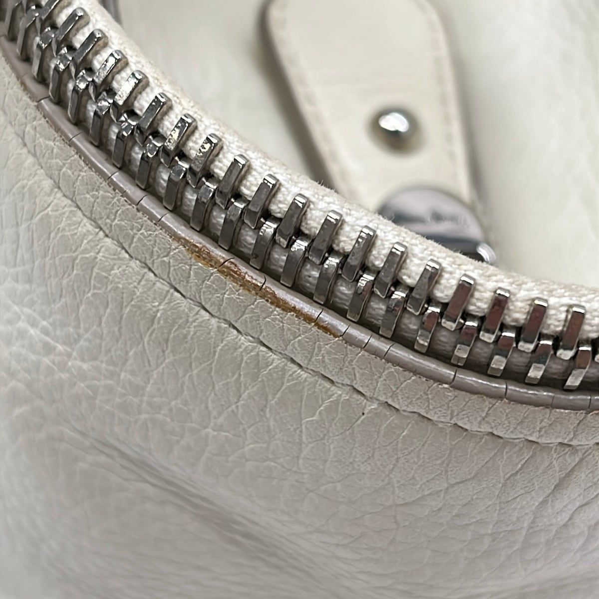 FERRAGAMO/SalvatoreFerragamo(サルバトーレフェラガモ) ハンドバッグ アリアンナ 21D698 白 レザー