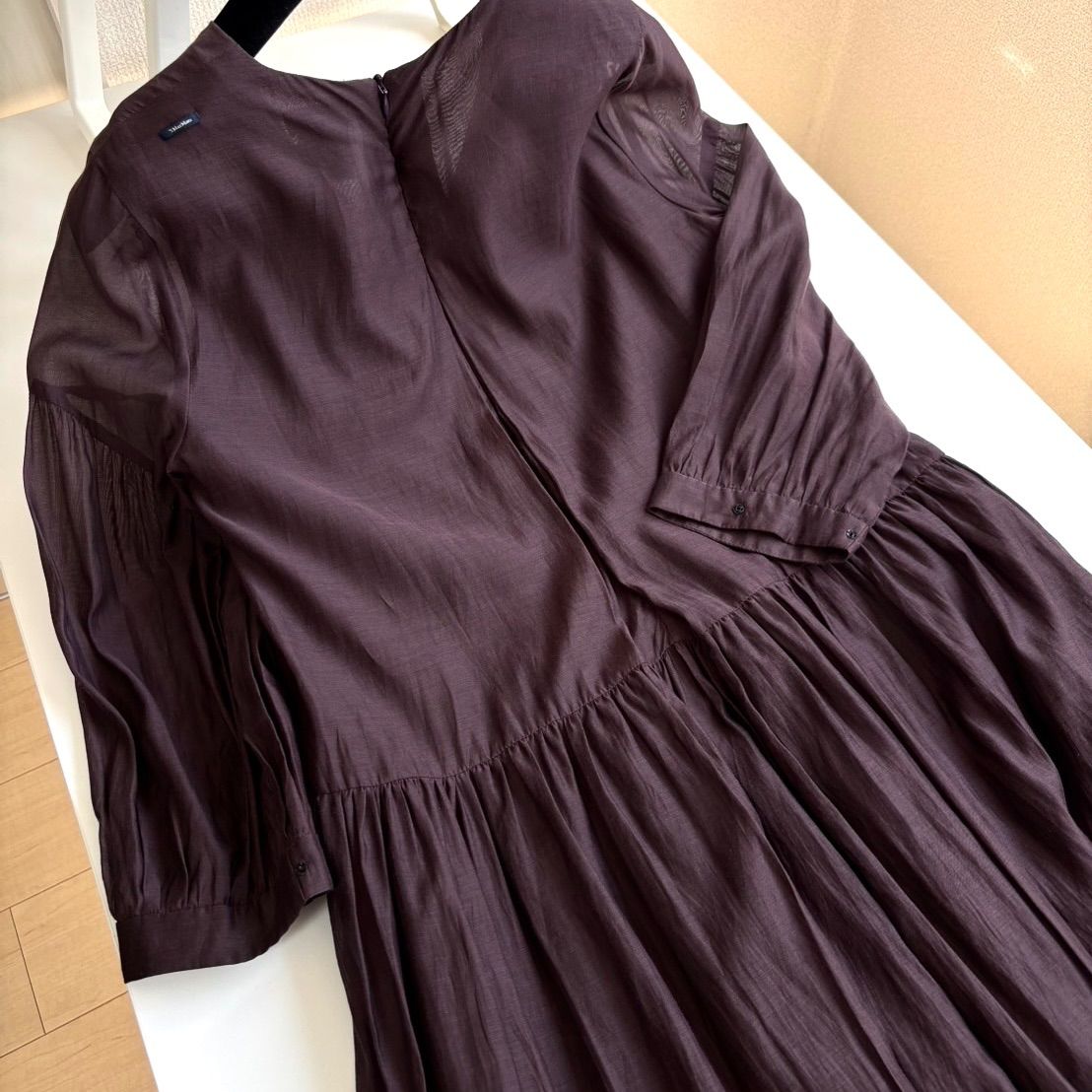 'S Max Mara コットン シルク ふんわり フレア ロング ワンピース 着丈123cm 40 気品漂うダークブラウン 背面に光るロゴプレート。極上の軽やかさと上質な透け感で大人の魅力を引き立てる一着です。エス マックスマーラ