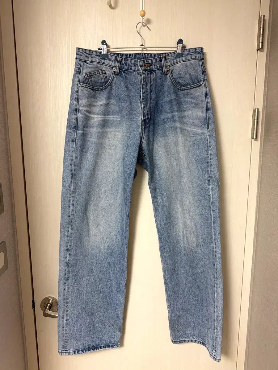 クアー ダスティ エンボス ウォッシュド デニム パンツ