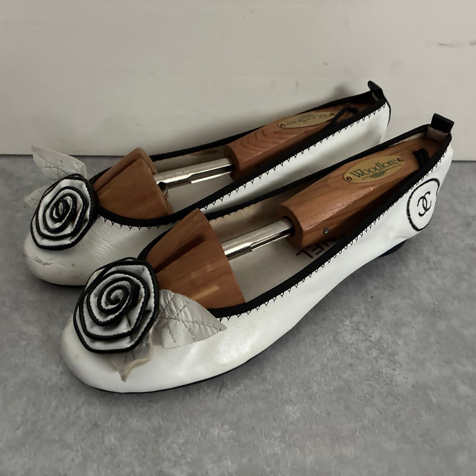 CHANEL フラワーレザー　フラットシューズ CHANEL フラワーコサージュ 本革レザー フラット パンプス バレエ