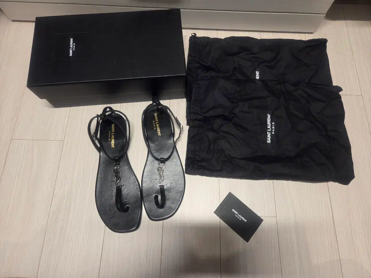Saint Laurent サンローラン カサンドラ フラット サンダル ブラック カラー