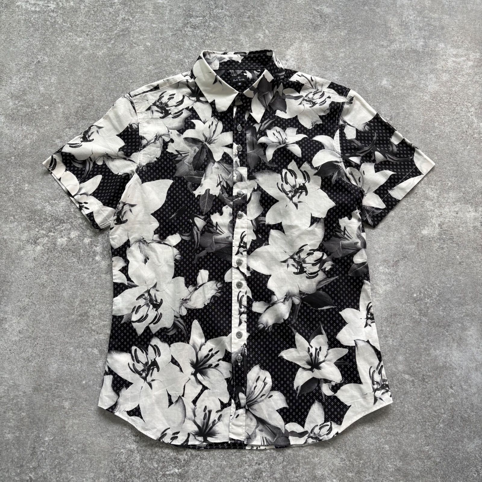 【paul smith】ポールスミス 半袖シャツ ボタンダウンシャツmユリ柄 花柄 総柄 ボタニカル 日本製 黒 ジョイックスコーポレーション (M)
