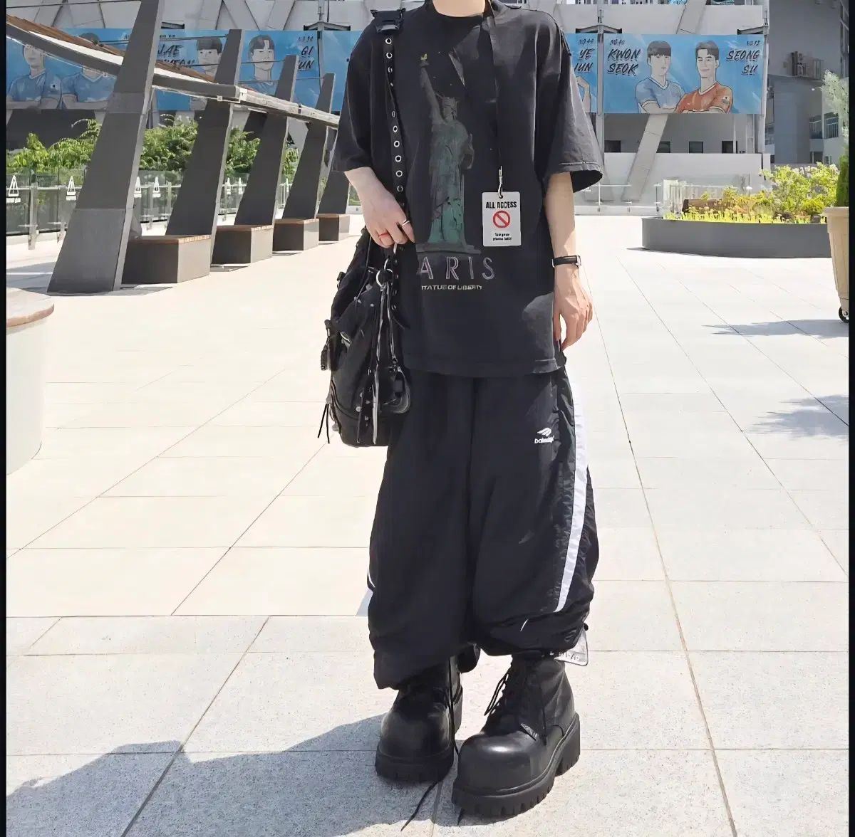バレンシアガ パリ LIBERTY : IN OUR COSMOS プリンティング 半袖 Tシャツ プリント