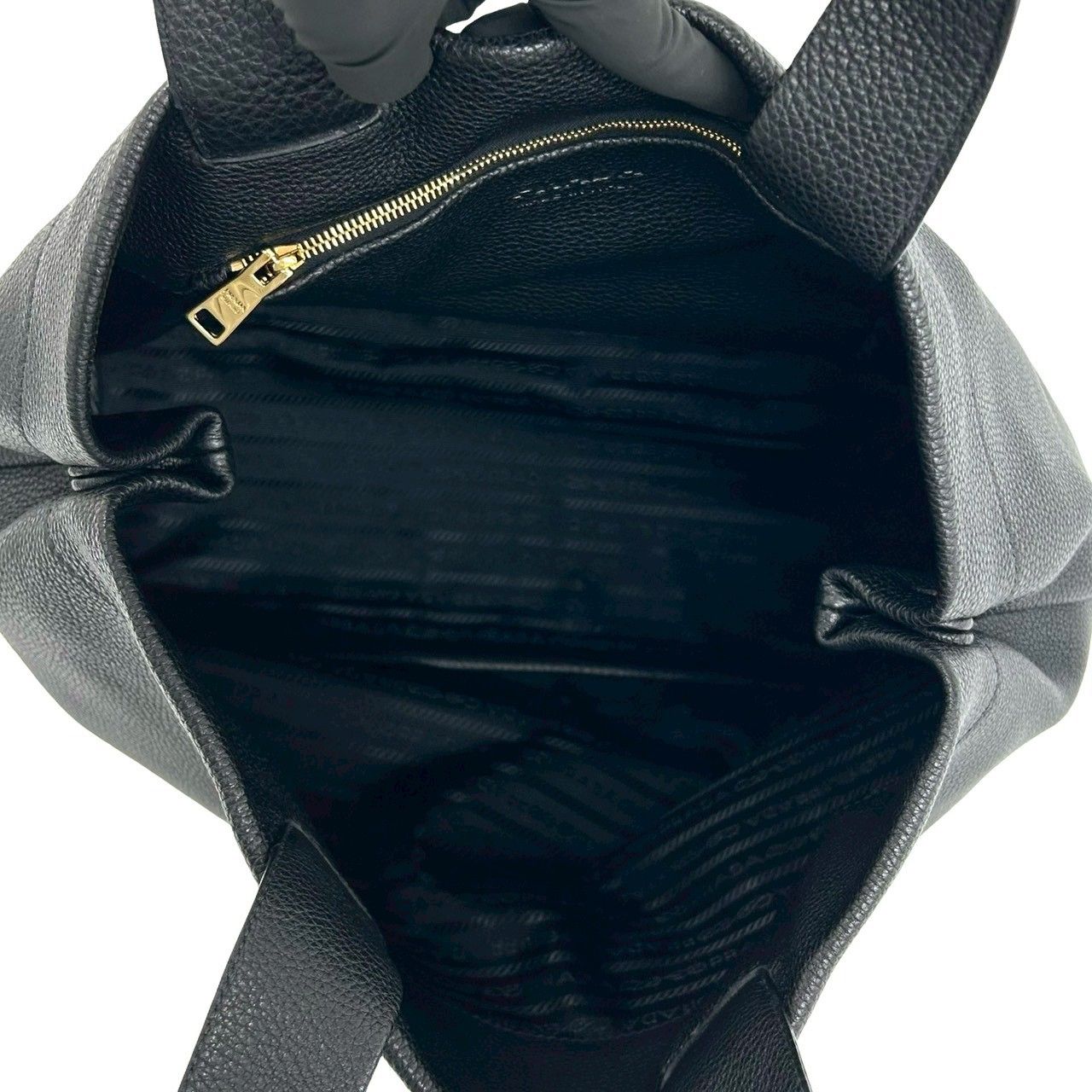 極 美品 PRADA プラダ 三角ロゴ 金具 パンチング ヴィッテロダイノ 