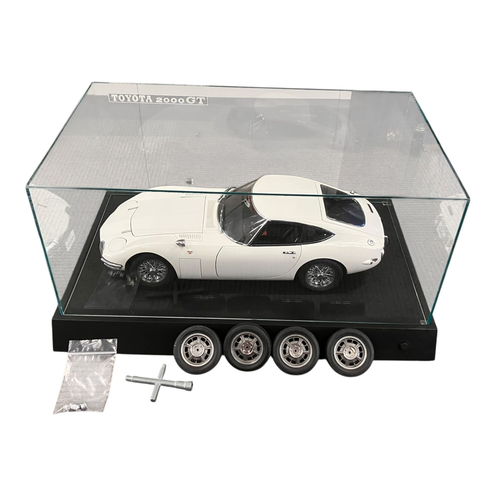 ■AUTOart 1/18 TOYOTA 2000GT ホワイト ガラスケース付 交換用ホイール4本付 ディスプレイモデル ライト不点灯 現状品 オートアート2634210,2634210