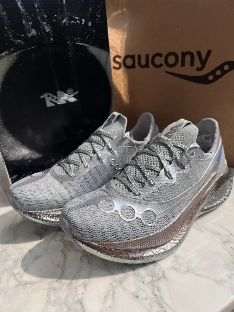 Saucony サッカニー ミンティー ドNEW YORK エンドルフィン NEW YORK4 シルバー