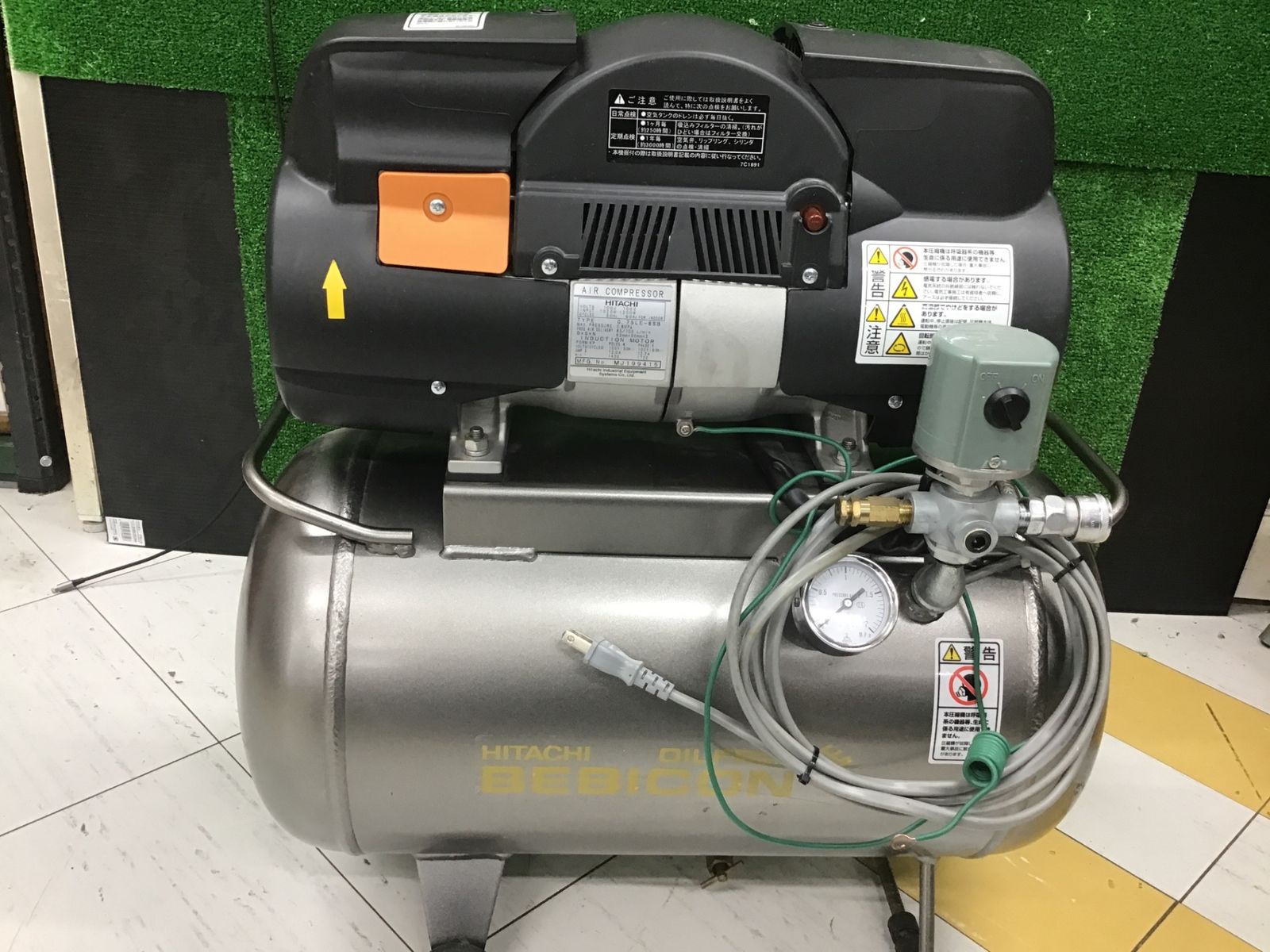 【中古品】日立産機システム スーパーオイルフリーベビコン (LEシリーズ) 低騒音 周波数50/60共用Hz 圧力開閉器式タンク容量30L◇アクトツール富山店◇レジ