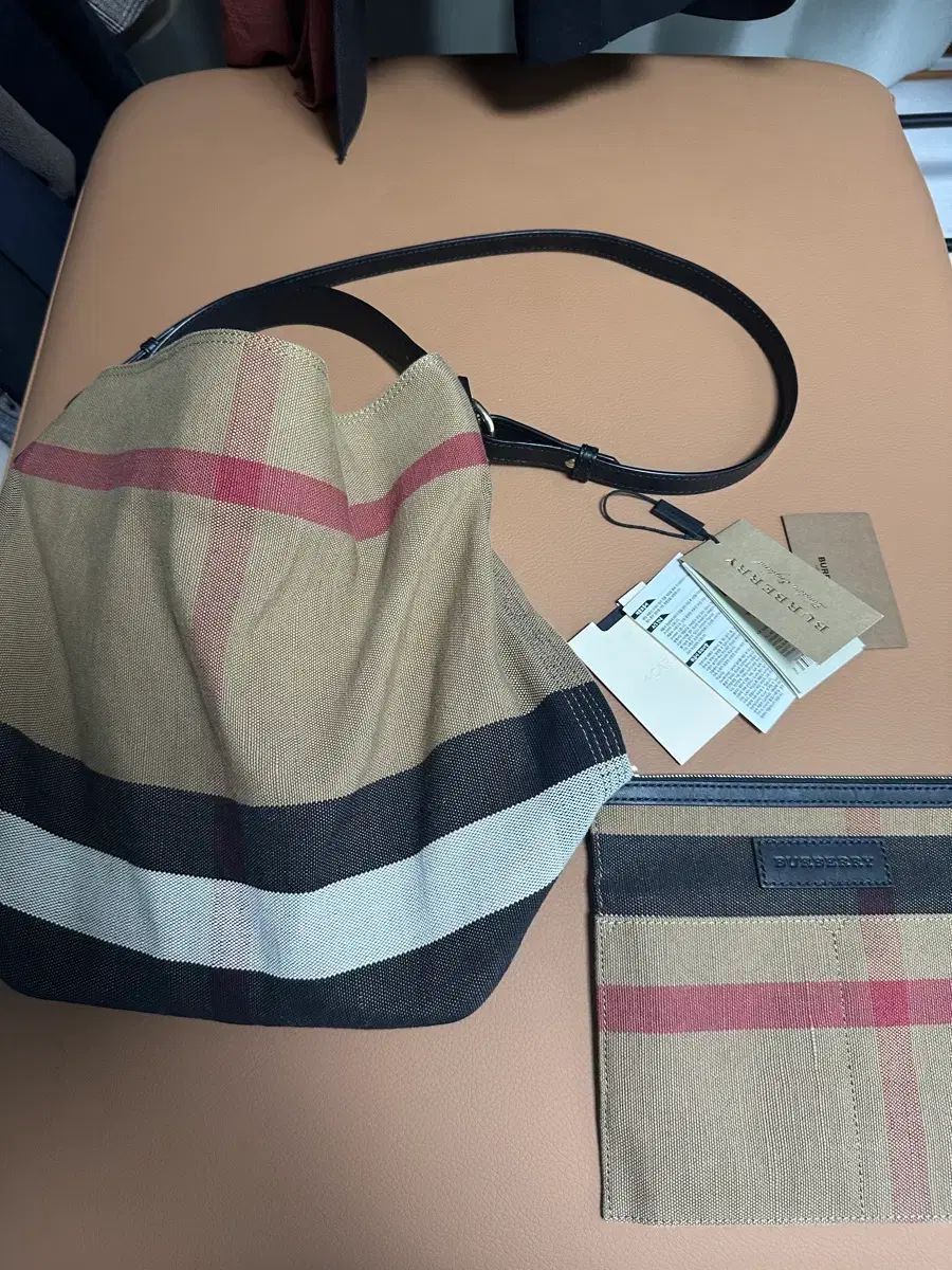 級) バーバリー HOBO BAG large ブラック バッグ