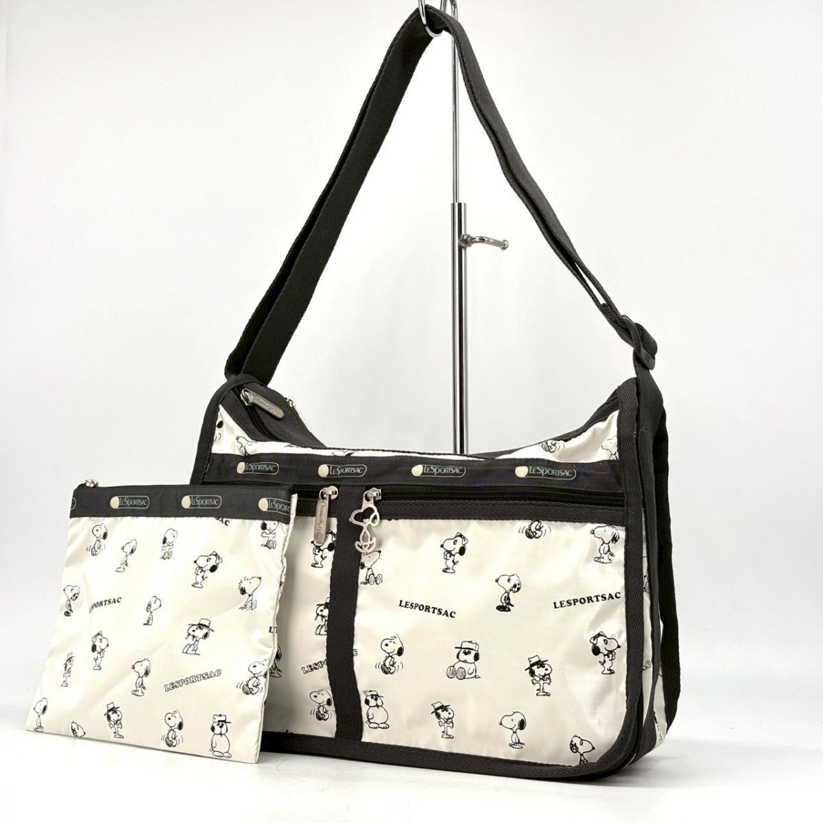 【遊び心を連れて行く】　LeSportsac　ピーナッツ 70周年コラボ スヌーピー デラックスエブリデイ ショルダーバッグ ポーチ付き 　白