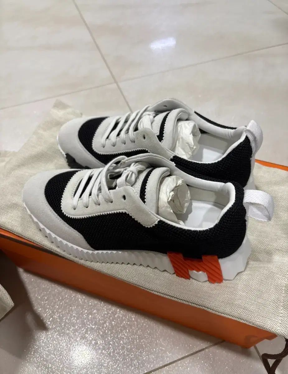 Hermes エルメス スニーカー ブラック 白