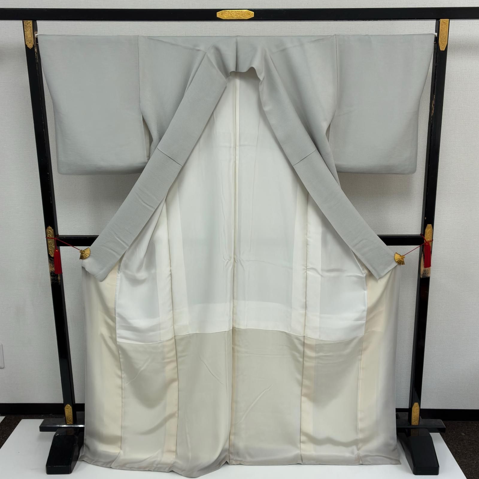 色無地 正絹 裄67 素敵な地模様 上品 パールトーン 袷 着物 a-476