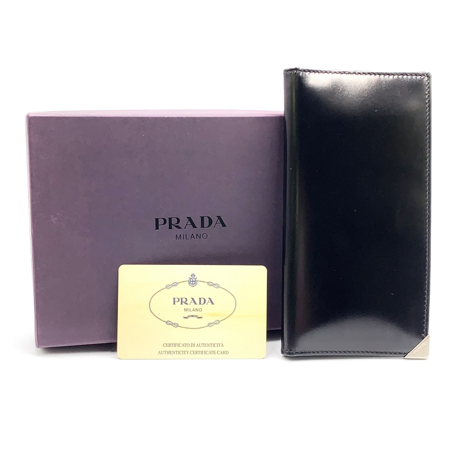 新着】PRADA コーナーメタルロゴ レザー ブラック 二つ折り長財布