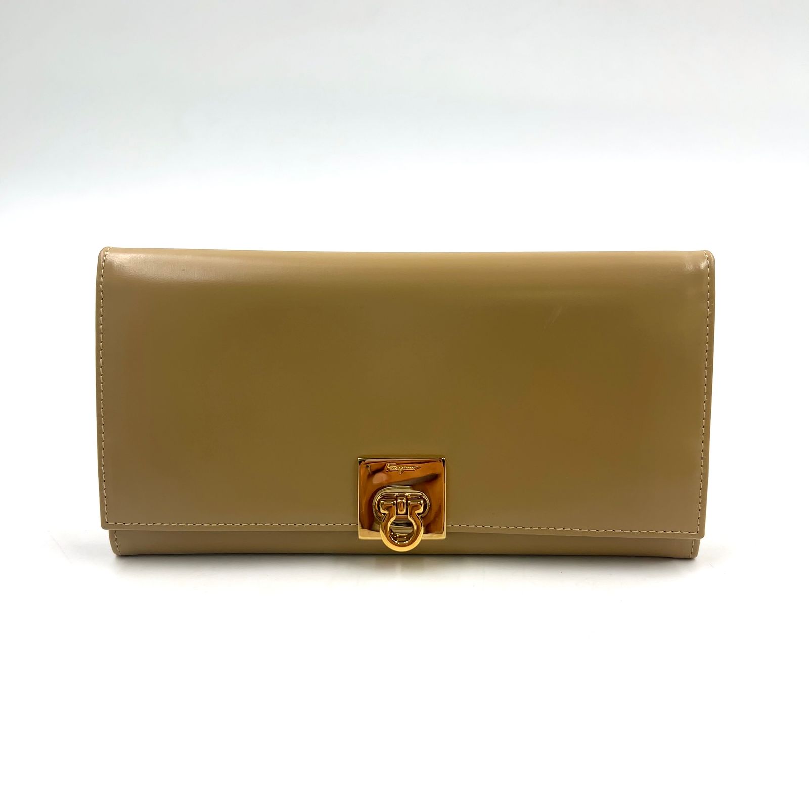 新着】Salvatore Ferragamo ガンチーニ レザー ベージュ 長財布