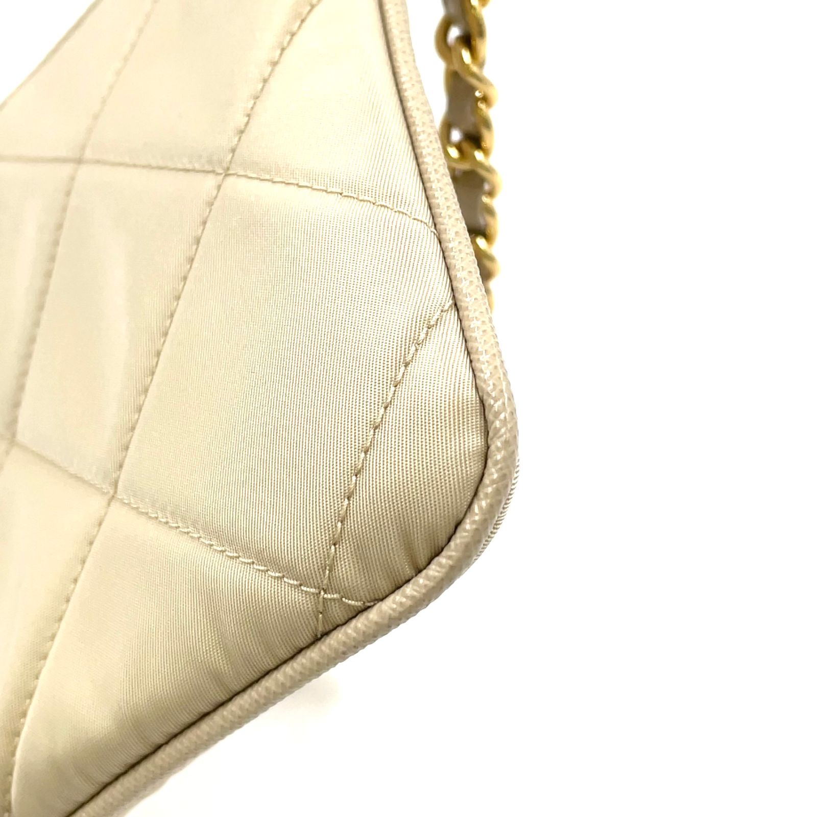 新着】PRADA 三角ロゴ ナイロン ベージュ ハンドバッグ ゴールド