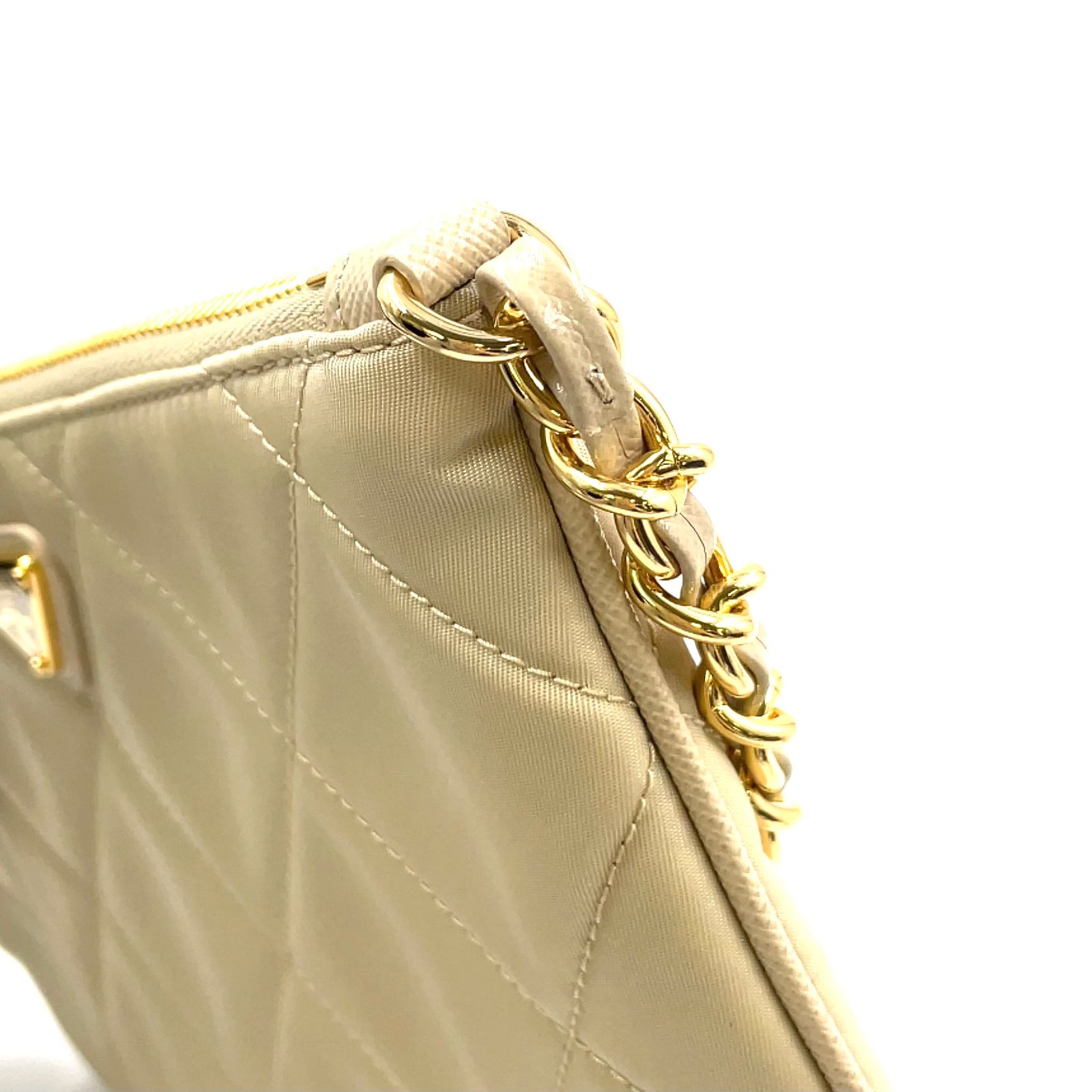 新着】PRADA 三角ロゴ ナイロン ベージュ ハンドバッグ ゴールド