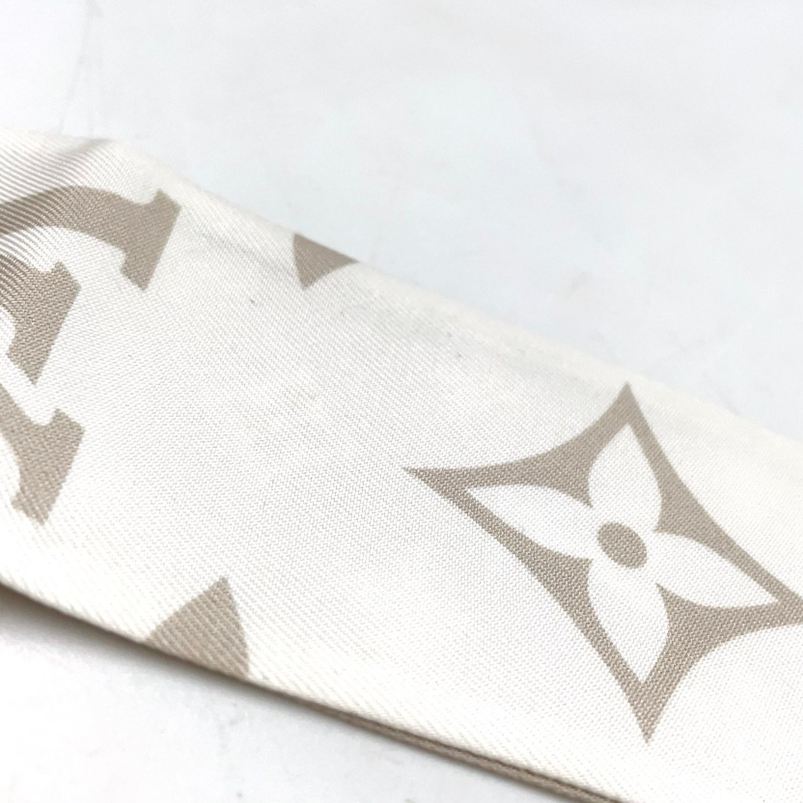【新着】LOUIS VUITTON バンドーBB・アルティメット リボン シルク ベージュ スカーフ M77777