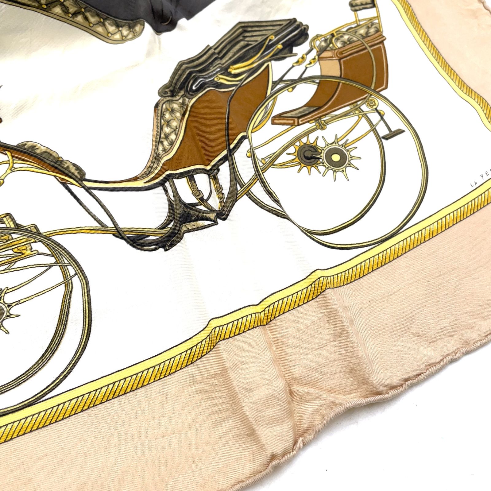 【新着】HERMES カレ90 LES VOITURES A TRANSFORMATION 折リタタミ式幌馬車 シルク ベージュ スカーフ