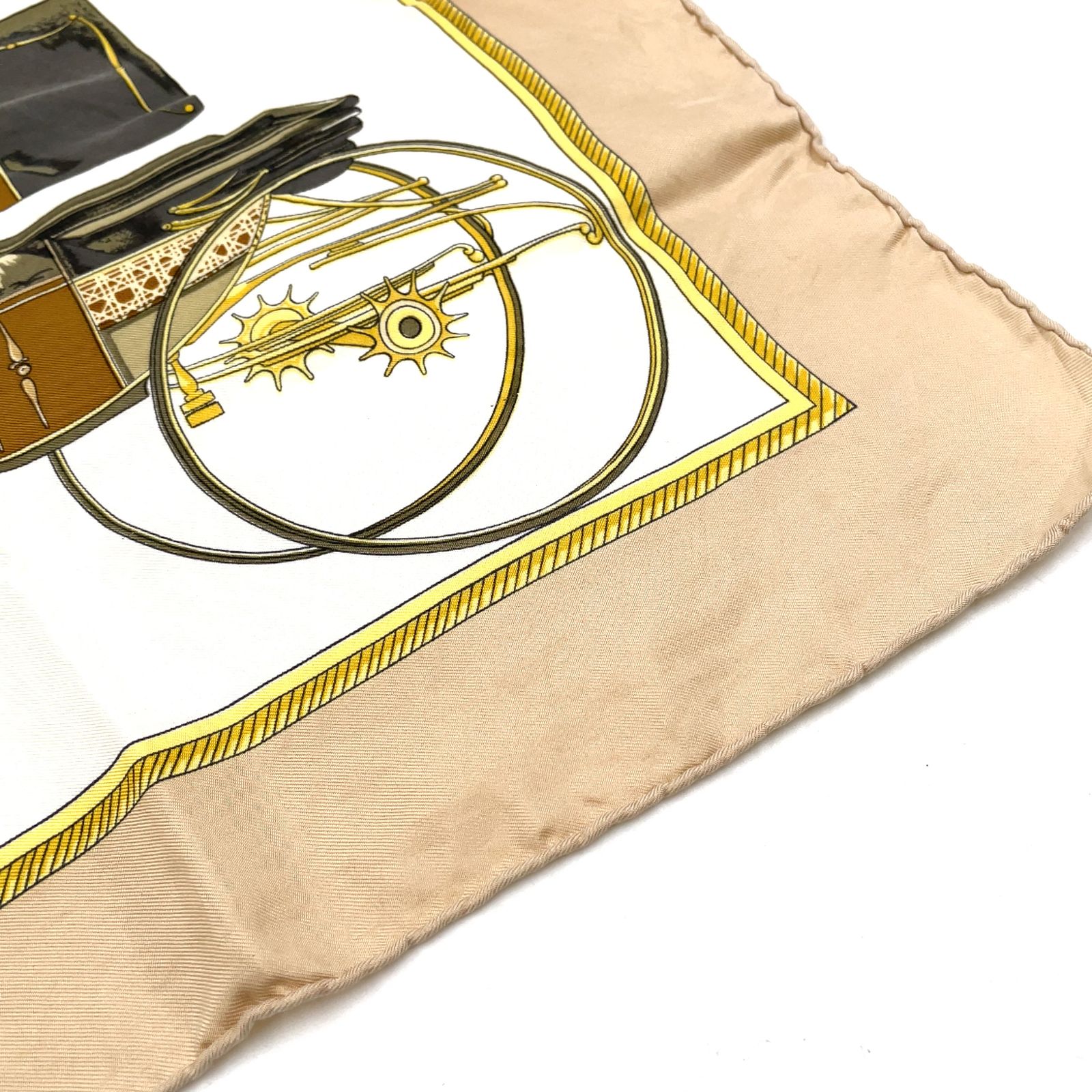 【新着】HERMES カレ90 LES VOITURES A TRANSFORMATION 折リタタミ式幌馬車 シルク ベージュ スカーフ