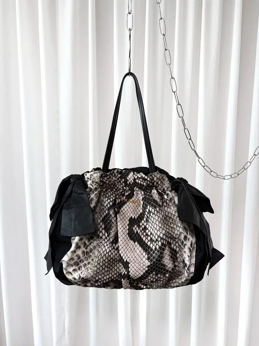 PRADA パイソン柄 ボー ショルダーバッグ