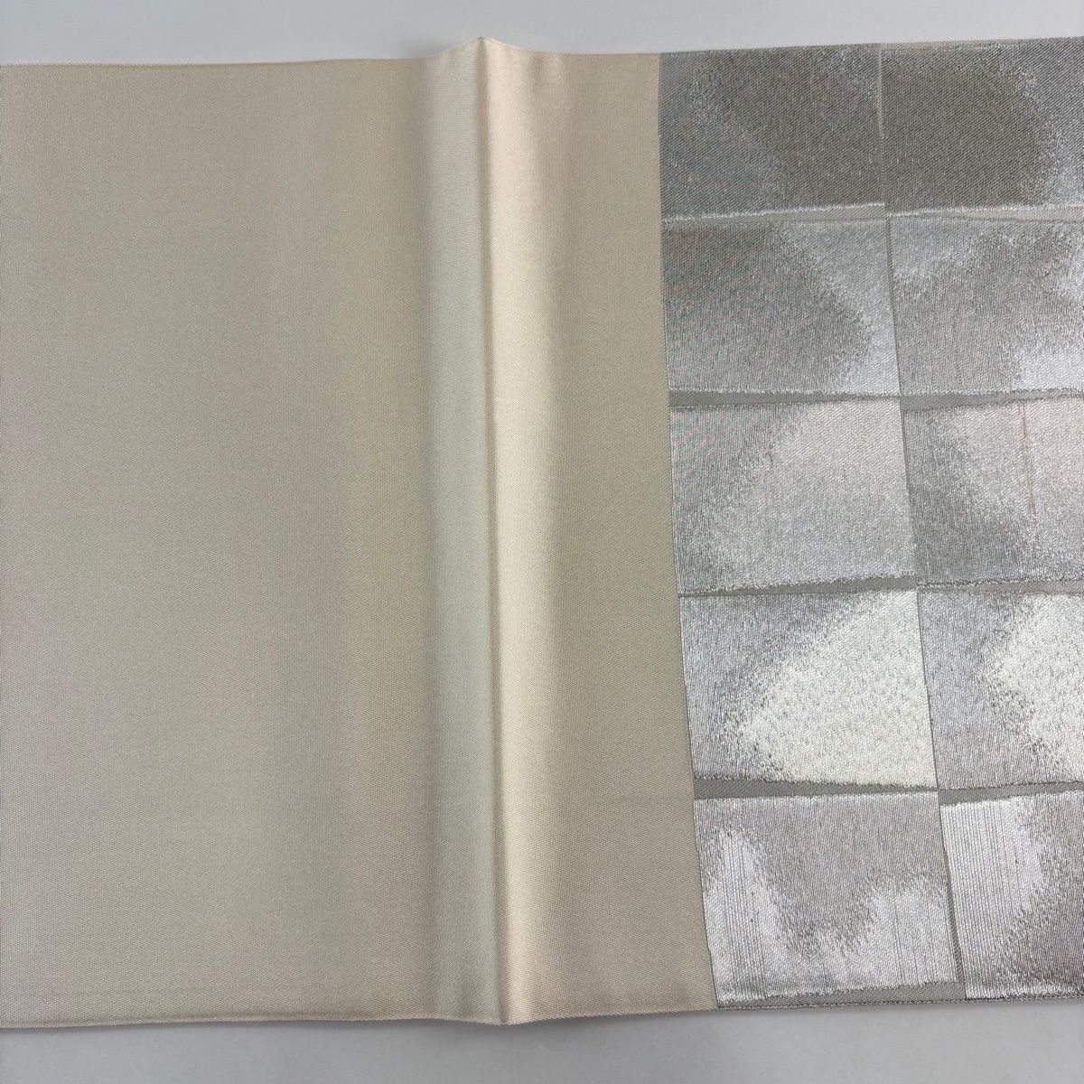 美品】 袋帯 秀品 川島織物 落款 関西仕立て 幾何学模様 金銀糸 銀色