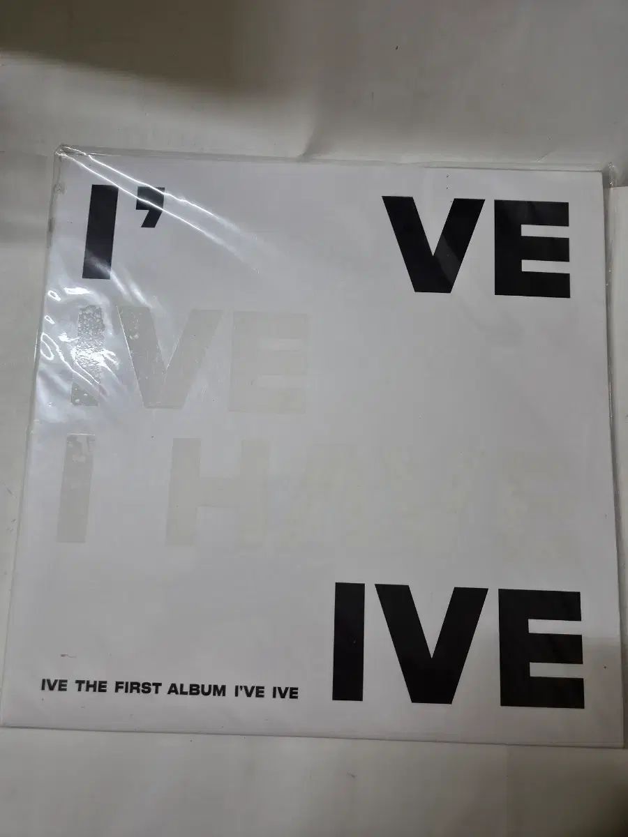 IVE(アイヴ) ホワイトカラー 初回限定版 未開封 lp 投稿します