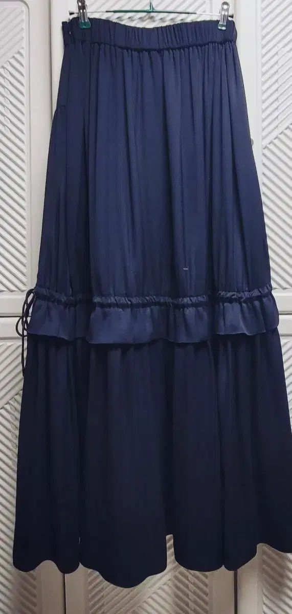 LUCKY CHOUETTE ラッキーシュエトゥのネイビー フリル ロング スカート (バンディング)