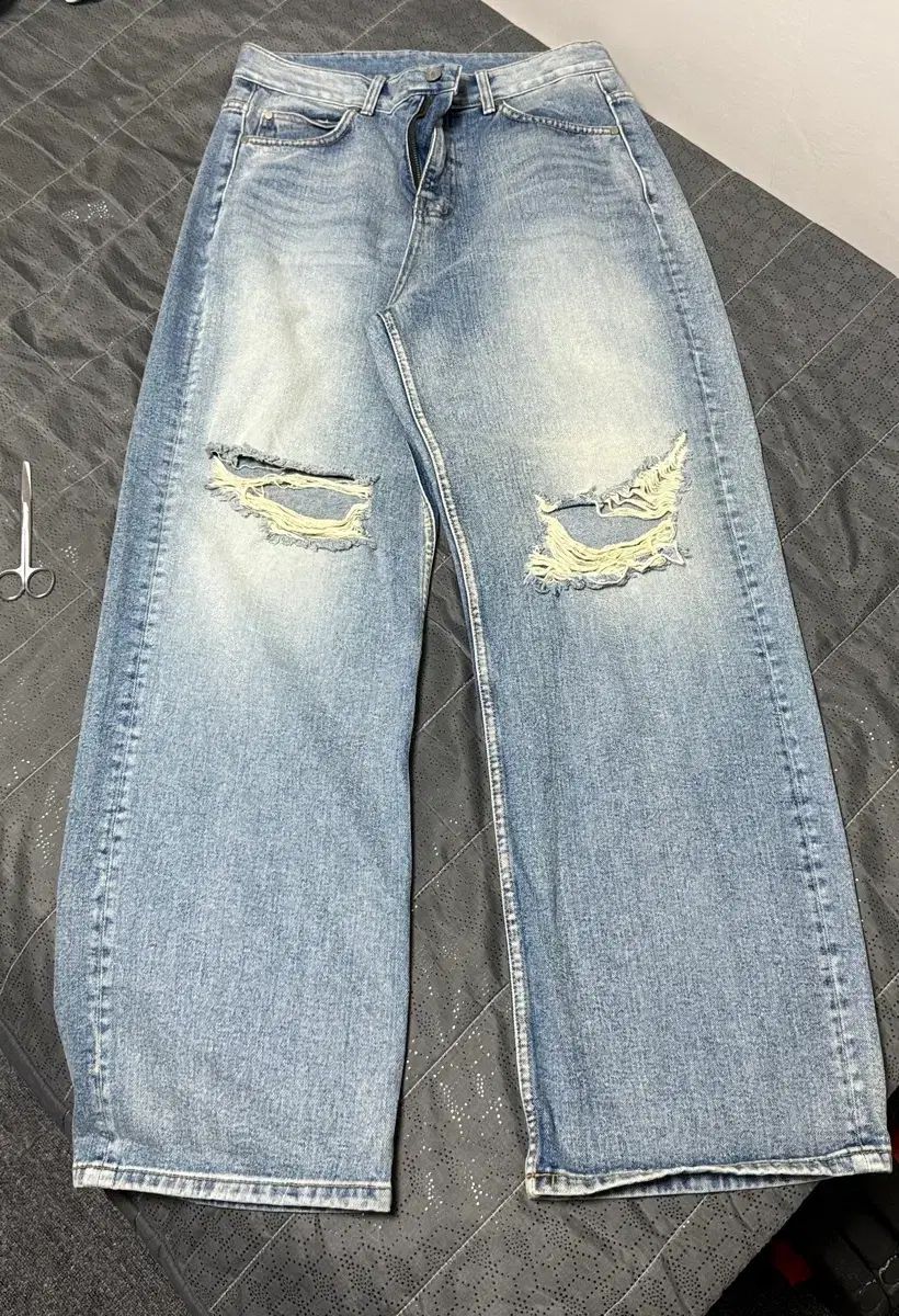 (新品)ダメージウォッシュ ライトブルーデニム パンツ ダメージデニム