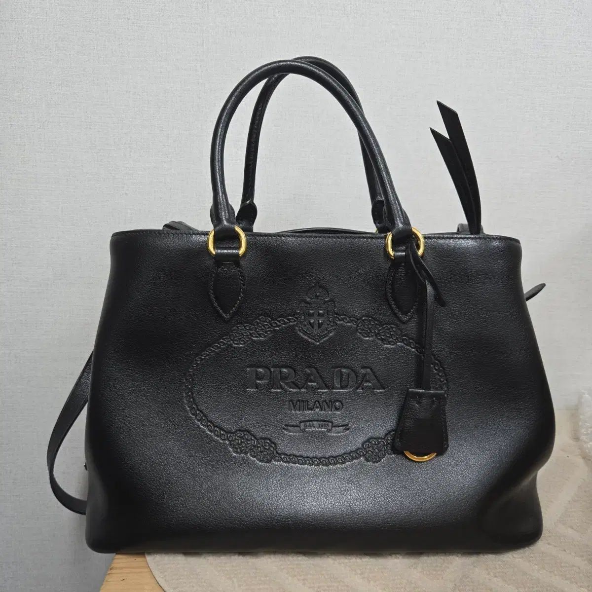 PRADA プラダ ロゴ エンボス トートバッグ ブラック
