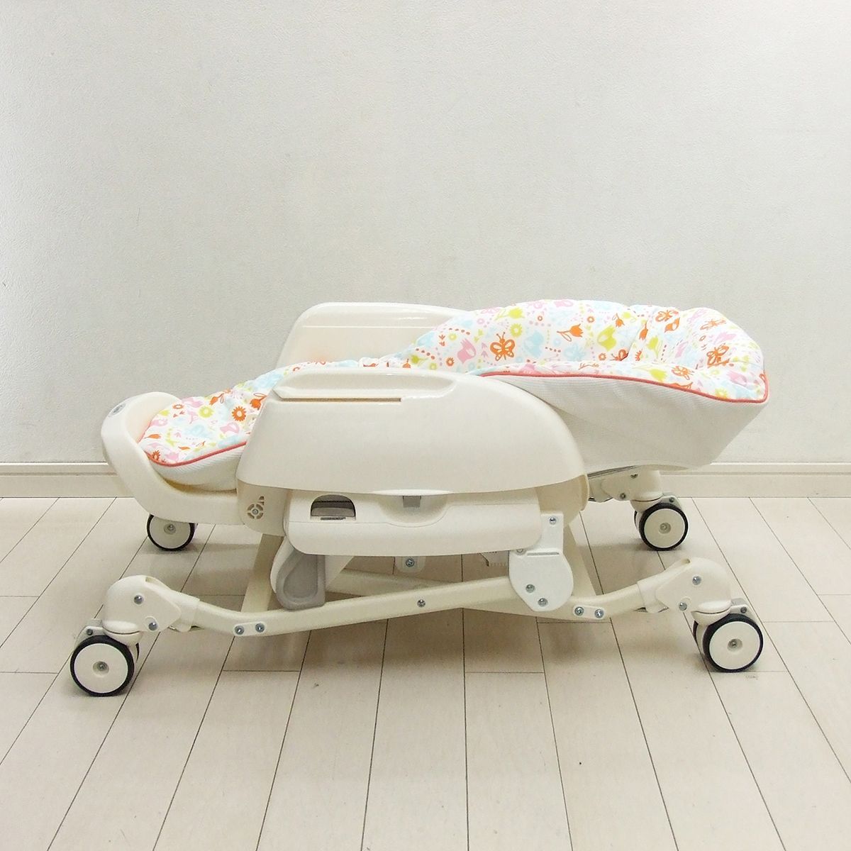 プレミアムおさがり】美品 手動 ハイローチェア Combi コンビ ネムリラ 