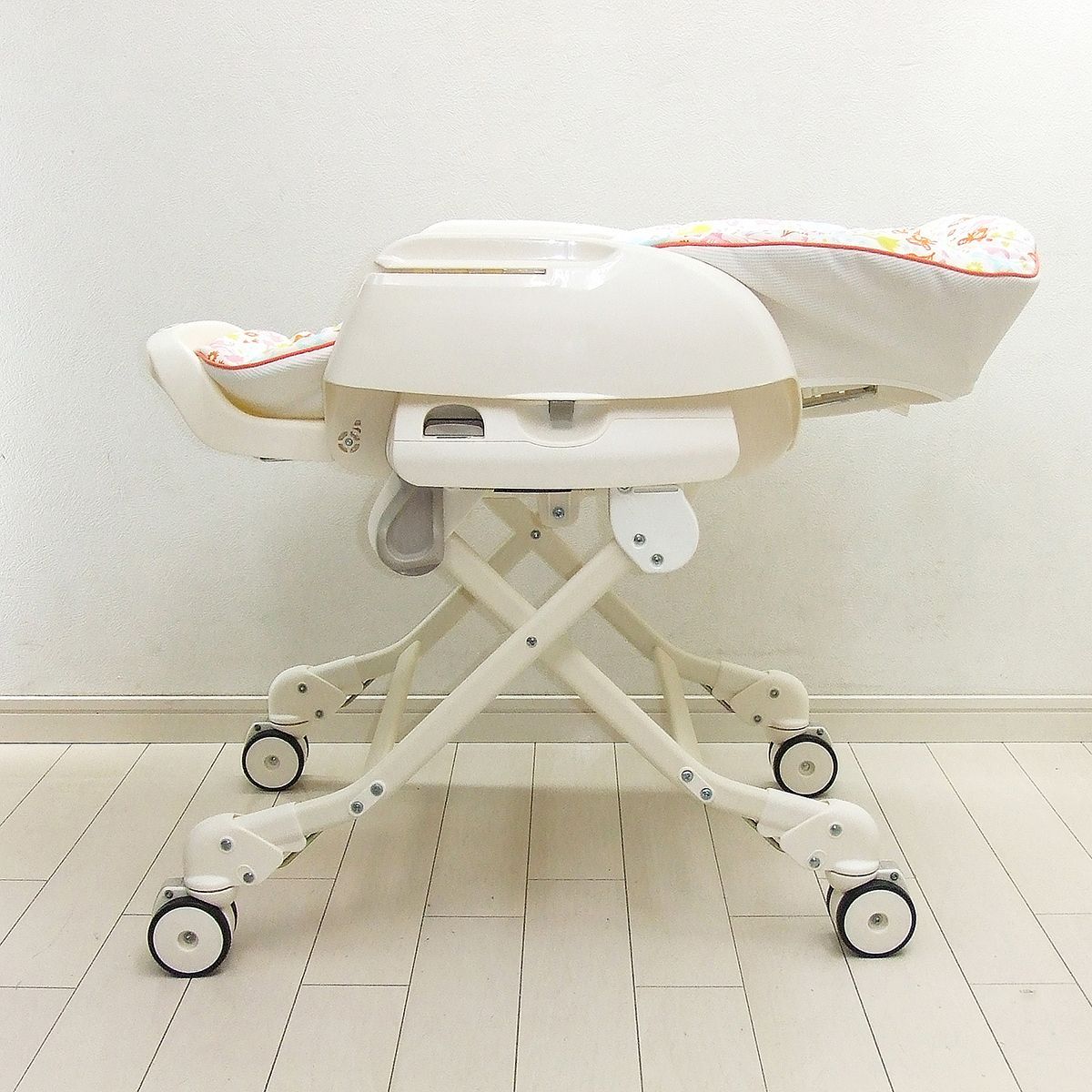 プレミアムおさがり】美品 手動 ハイローチェア Combi コンビ ネムリラ 