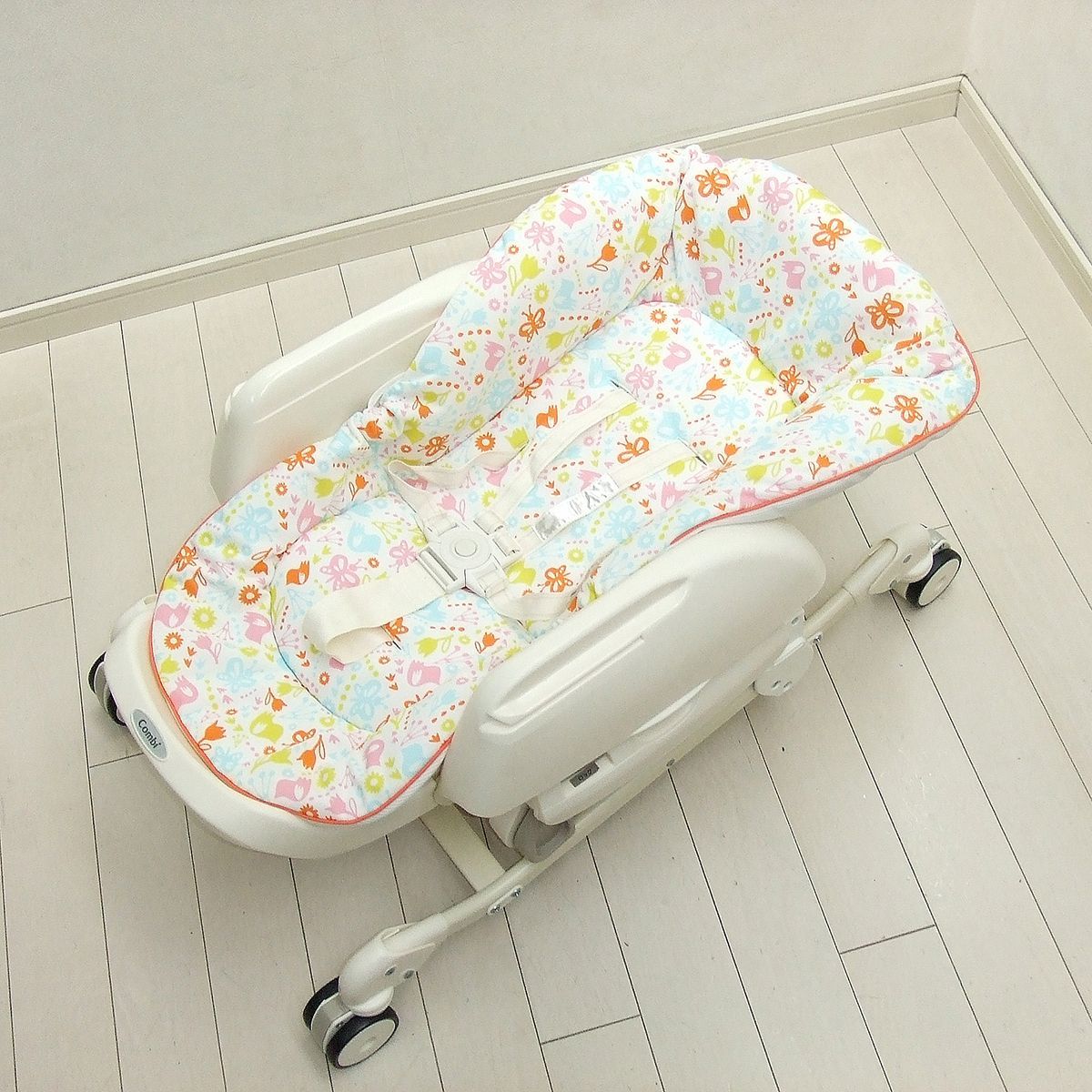 プレミアムおさがり】美品 手動 ハイローチェア Combi コンビ ネムリラ 