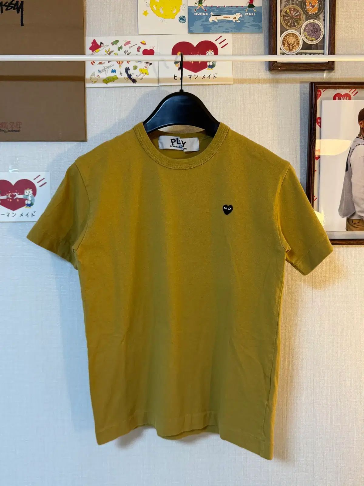 (S)コム・デ・ギャルソン ミニ ブラックワッペン 半袖Tシャツ マスタード