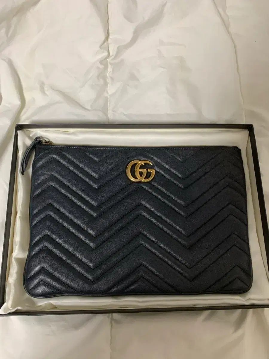 グッチ GGマーモント マトラッセ クラッチバッグ ブラック