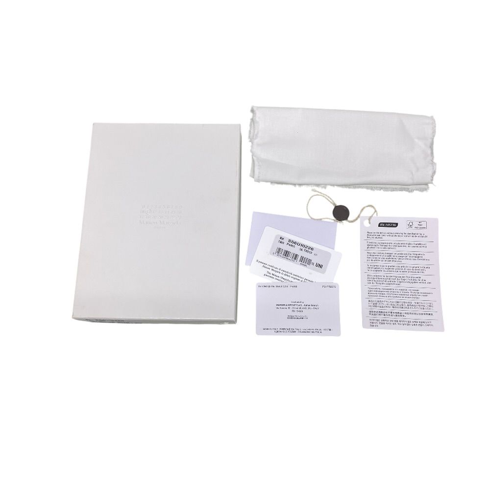 Maison Margiela マルジェラ フォンポーチ スマートフォンケース ショルダーバッグ スマホショルダー S56UI0226 レザー ブラック 普段使い 通勤 通学 お出かけ 定番 人気 上品 洗練 実用的 軽量 多用途 デイリー