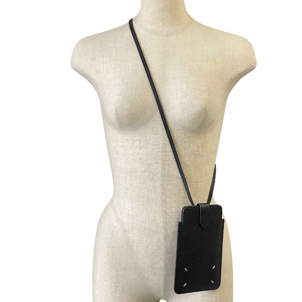 Maison Margiela マルジェラ フォンポーチ スマートフォンケース ショルダーバッグ スマホショルダー S56UI0226 レザー ブラック 普段使い 通勤 通学 お出かけ 定番 人気 上品 洗練 実用的 軽量 多用途 デイリー