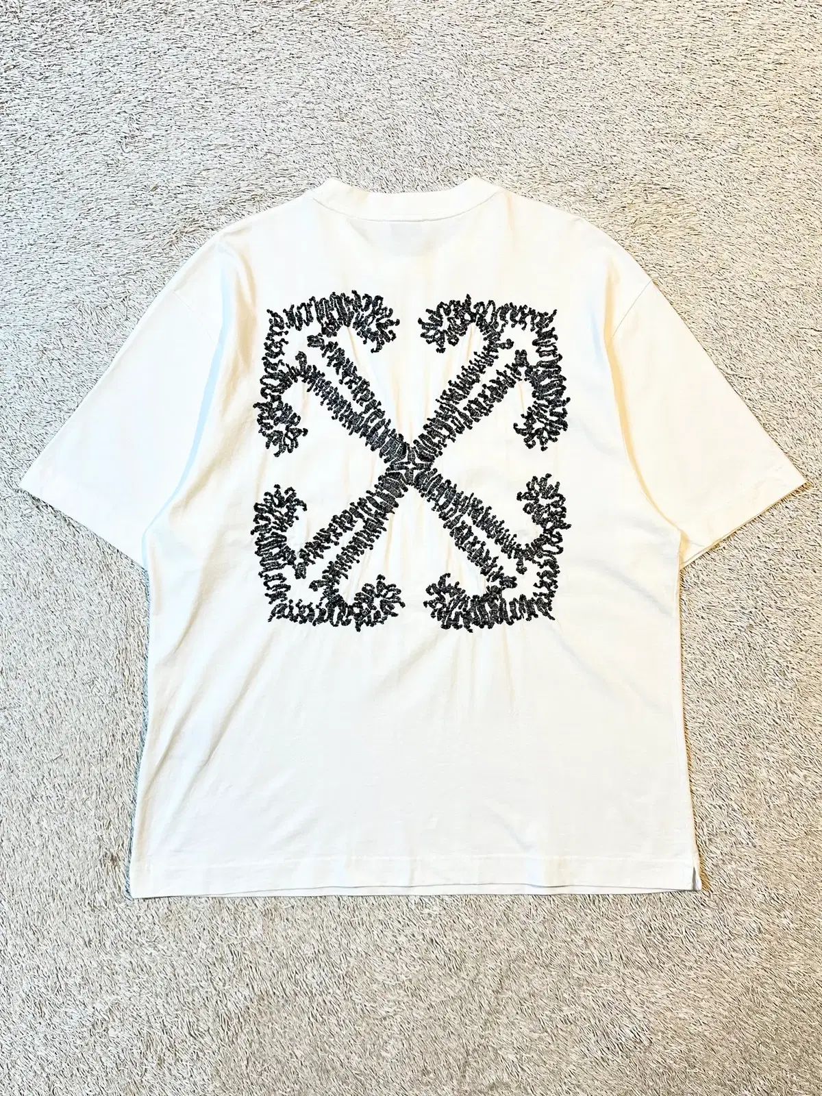 L 正規品) 24ss オフホワイト TATTOO アロー スケート 半袖 Tシャツ