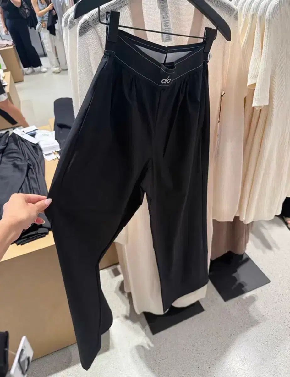 定価28万) alo yoga alo パンツ ブラック S (1回着用)