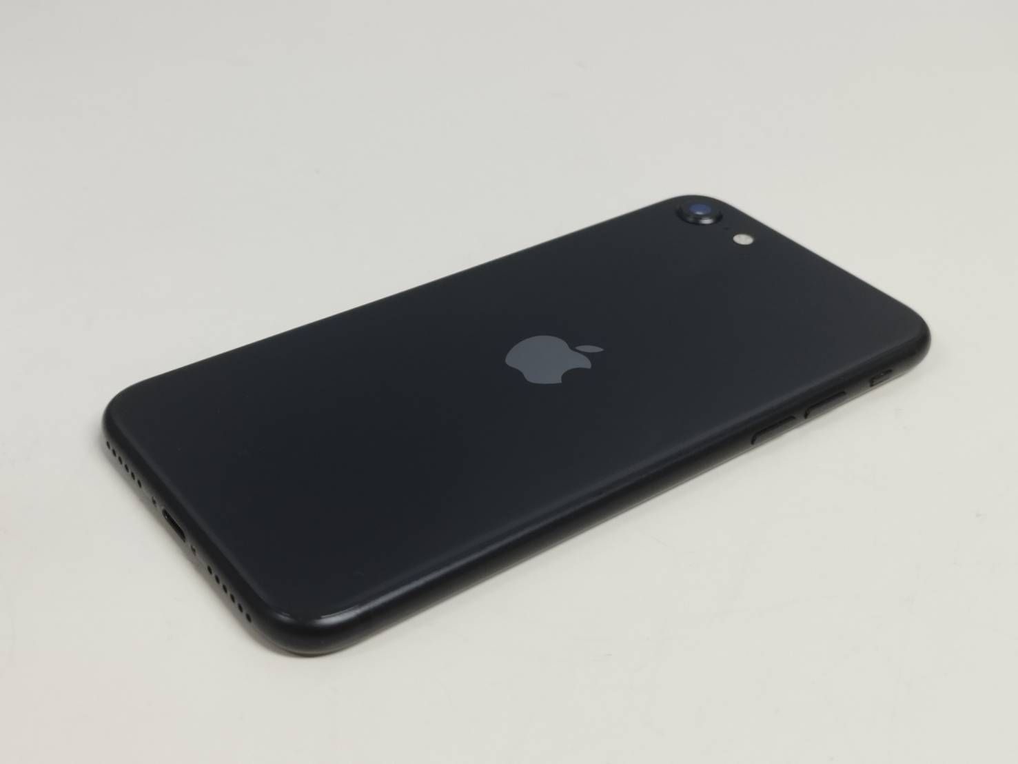 iPhone SE 第2世代 64GB ブラック バッテリー93% - メルカリ